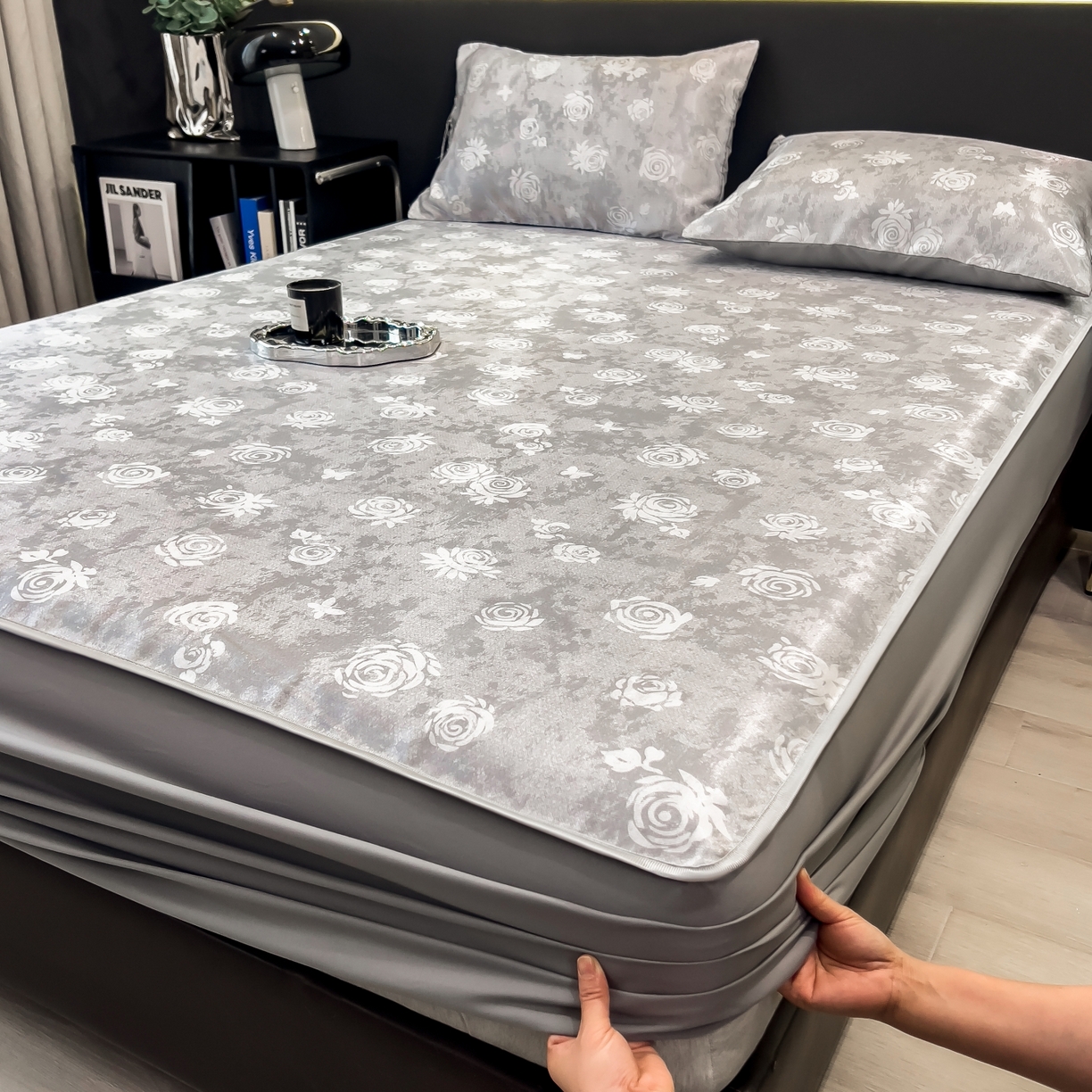 91家纺网 家纺一手货源 找家纺 （总）梵克保罗 2026春夏新款数码印花大版高克重冰丝凉席床笠款三件套