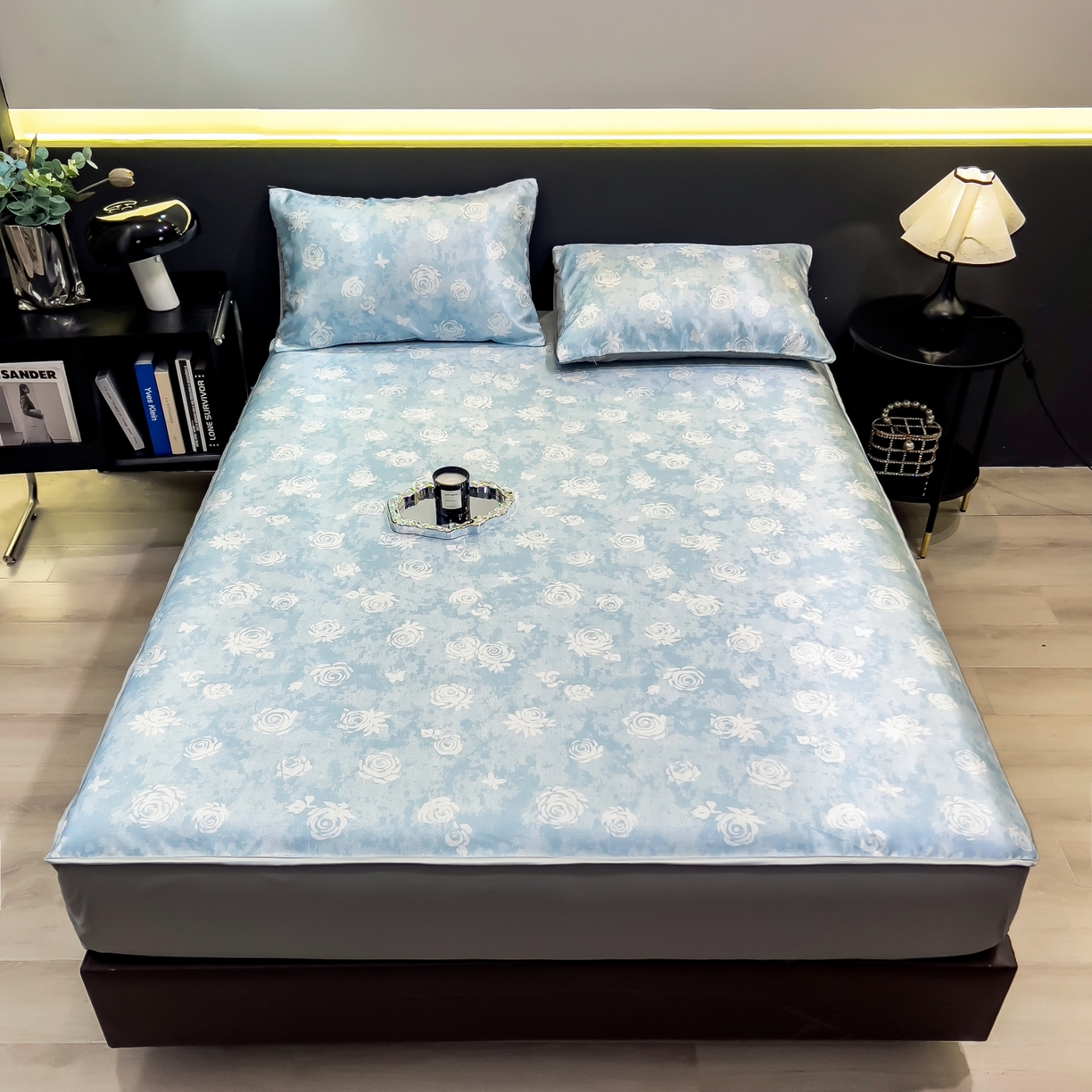 91家纺网 家纺一手货源 找家纺 梵克保罗 2026春夏新款数码印花大版高克重冰丝凉席床笠款三件套 初墨