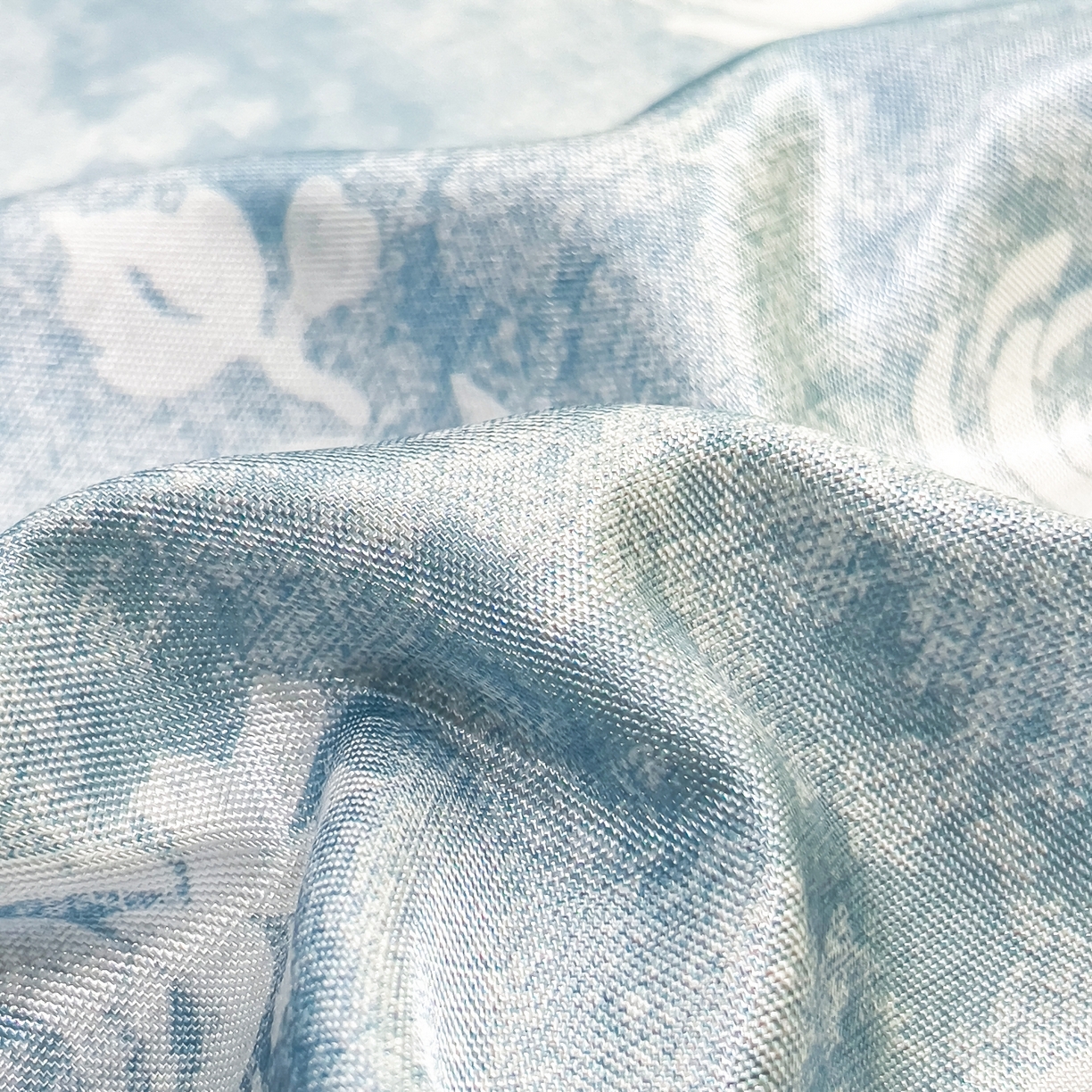 91家纺网 家纺一手货源 找家纺 梵克保罗 2026春夏新款数码印花大版高克重冰丝凉席床笠款三件套 初墨