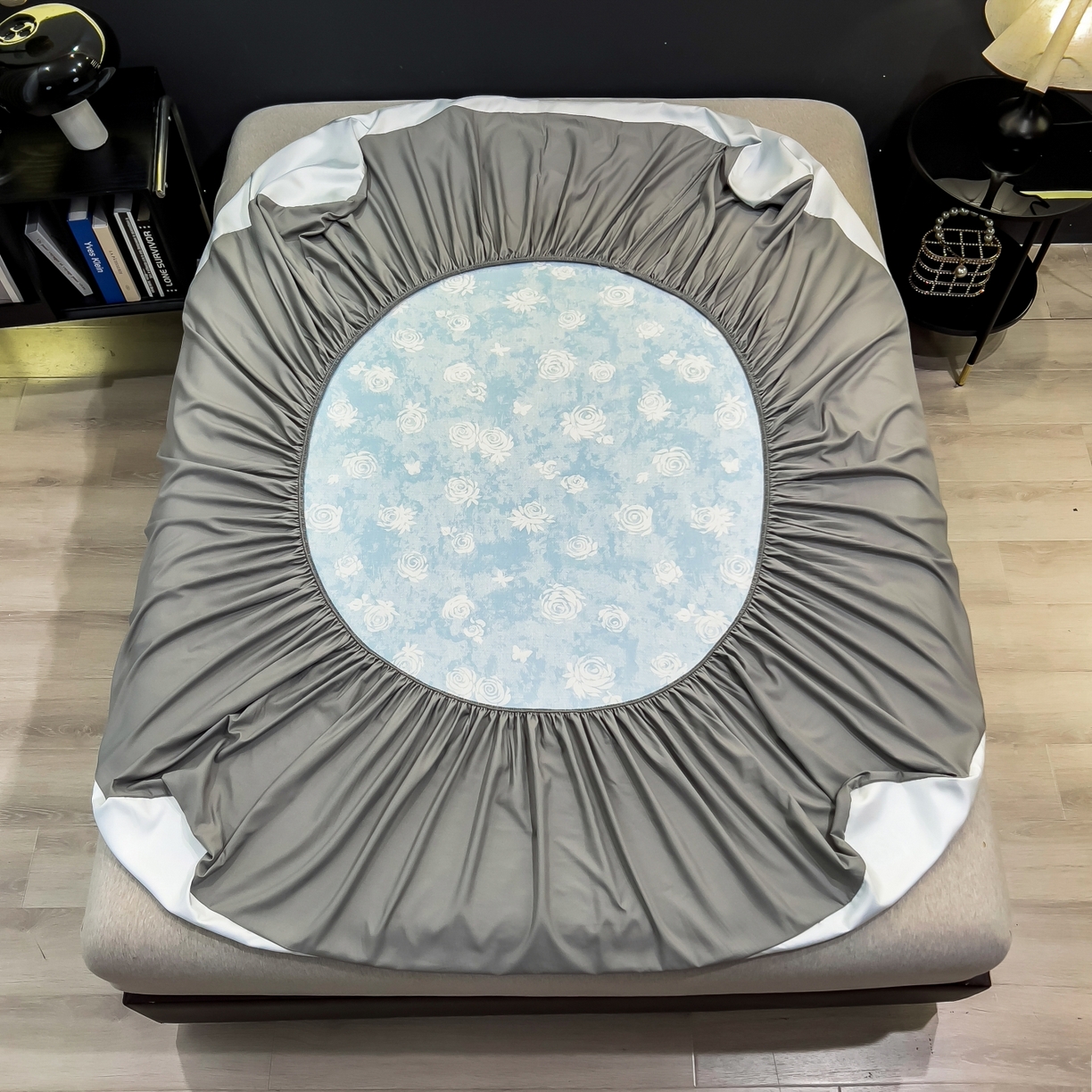 91家纺网 家纺一手货源 找家纺 梵克保罗 2026春夏新款数码印花大版高克重冰丝凉席床笠款三件套 初墨