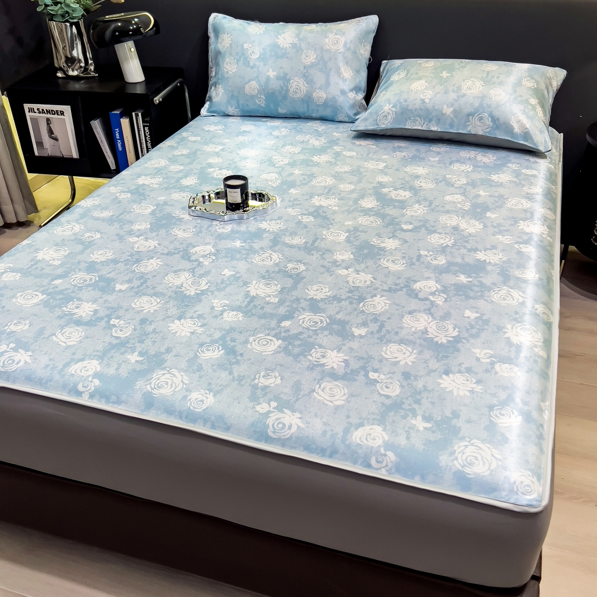 91家纺网 家纺一手货源 找家纺 梵克保罗 2026春夏新款数码印花大版高克重冰丝凉席床笠款三件套 初墨