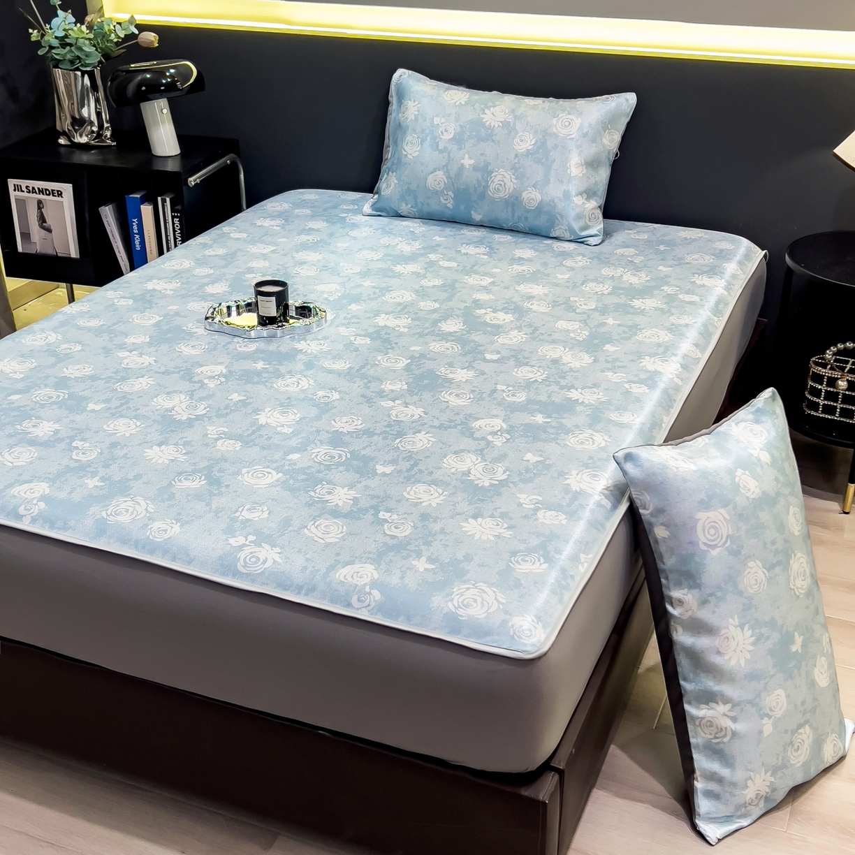 91家纺网 家纺一手货源 找家纺 梵克保罗 2026春夏新款数码印花大版高克重冰丝凉席床笠款三件套 初墨