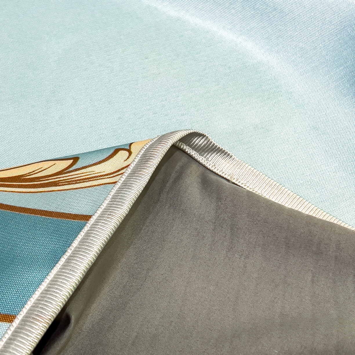 91家纺网 家纺一手货源 找家纺 梵克保罗 2026春夏新款数码印花大版高克重冰丝凉席床笠款三件套 牧夏