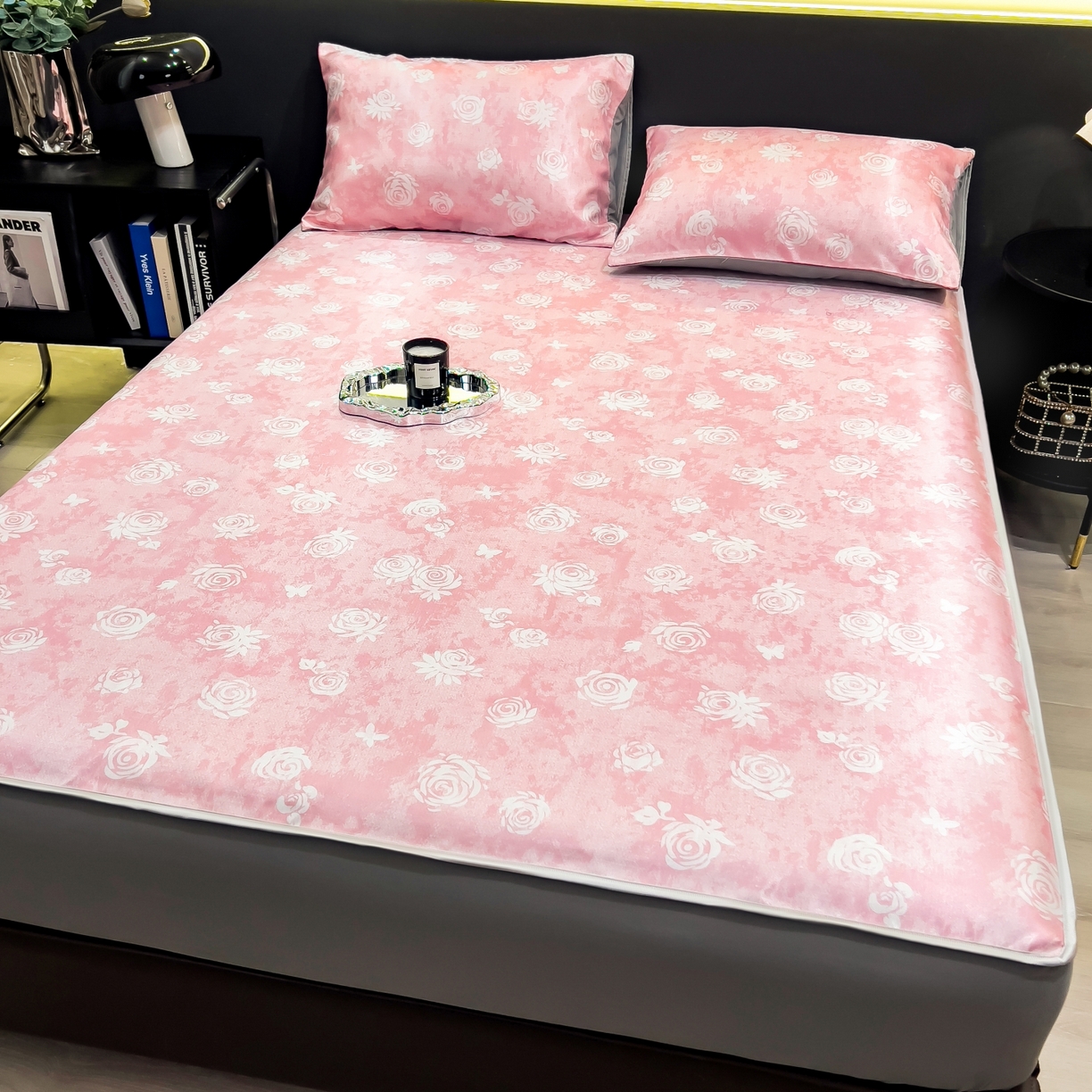 91家纺网 家纺一手货源 找家纺 梵克保罗 2026春夏新款数码印花大版高克重冰丝凉席床笠款三件套 时见