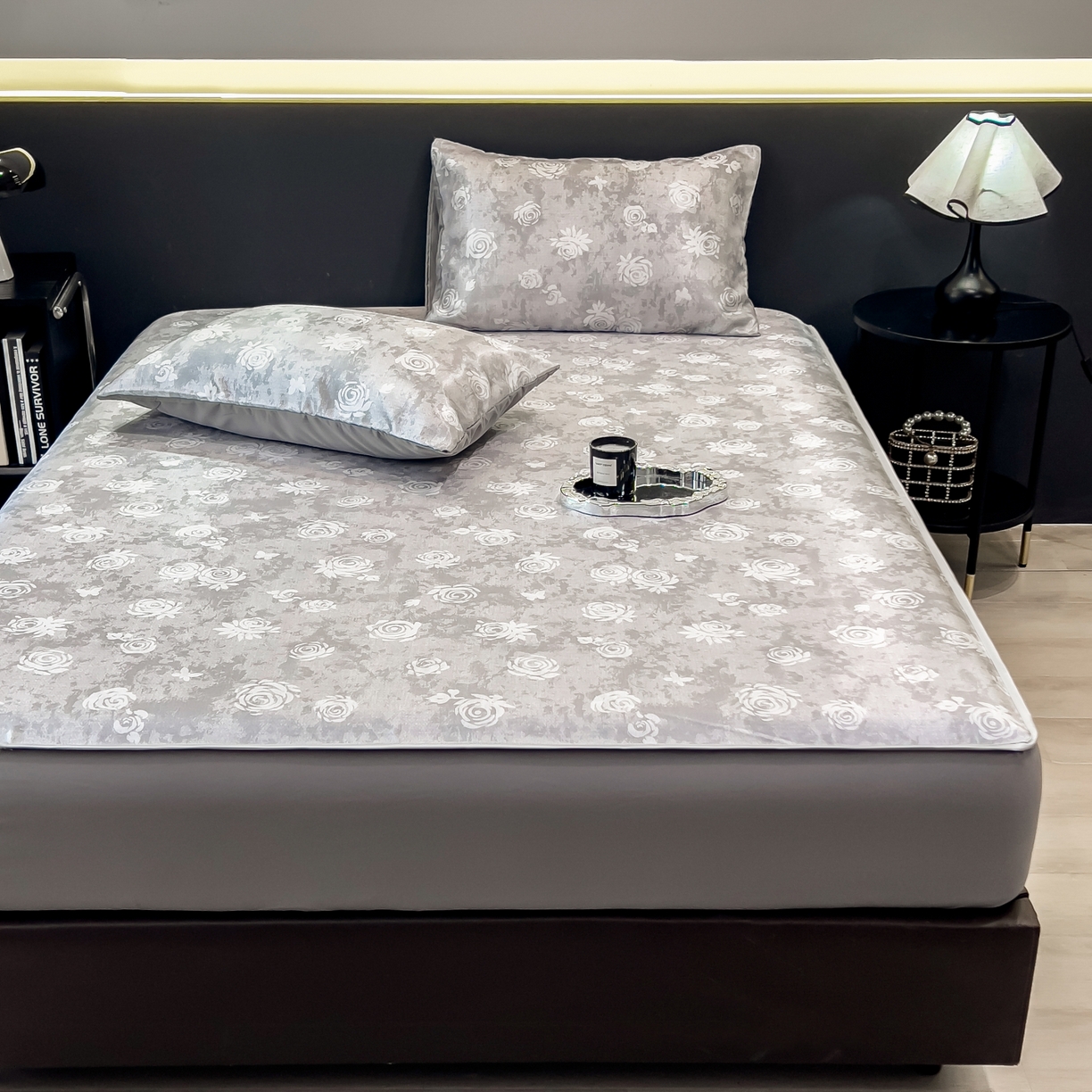 91家纺网 家纺一手货源 找家纺 梵克保罗 2026春夏新款数码印花大版高克重冰丝凉席床笠款三件套 予光