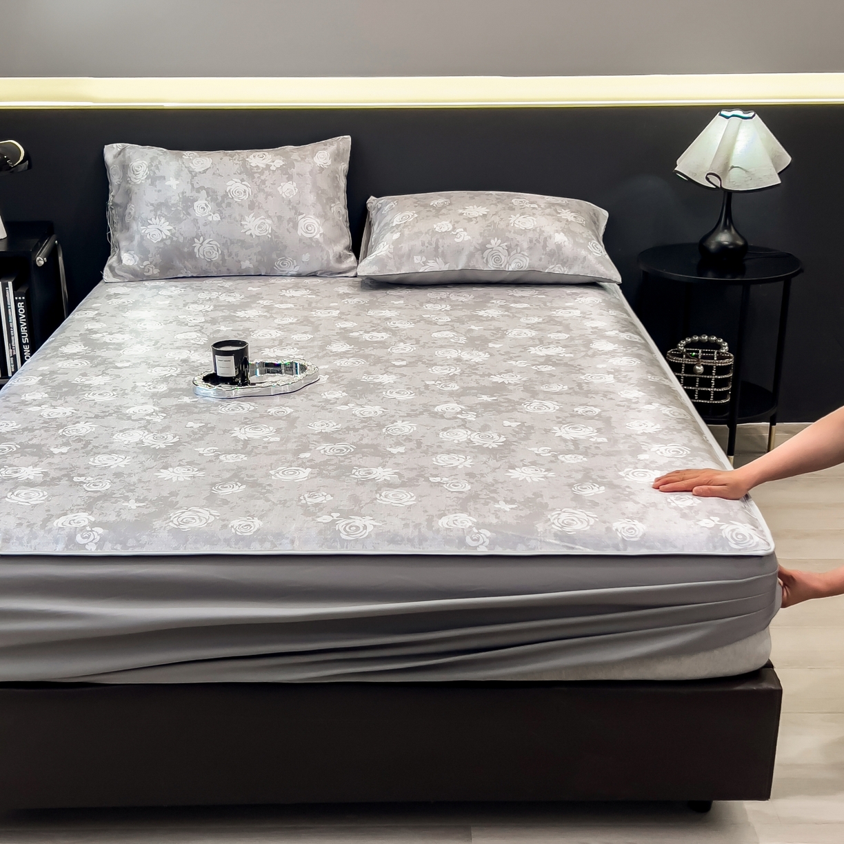 91家纺网 家纺一手货源 找家纺 梵克保罗 2026春夏新款数码印花大版高克重冰丝凉席床笠款三件套 予光