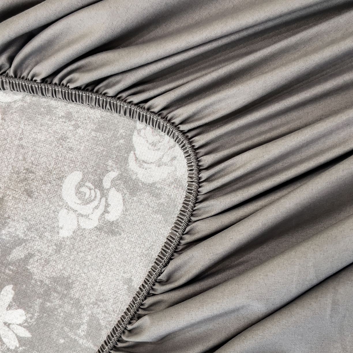 91家纺网 家纺一手货源 找家纺 梵克保罗 2026春夏新款数码印花大版高克重冰丝凉席床笠款三件套 予光