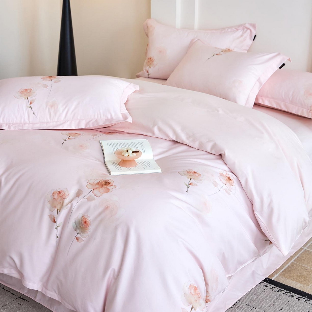 91家纺网 家纺一手货源 找家纺 帅露家纺 2026新款全棉60支长绒棉数码印花四件套 蔷薇花语粉