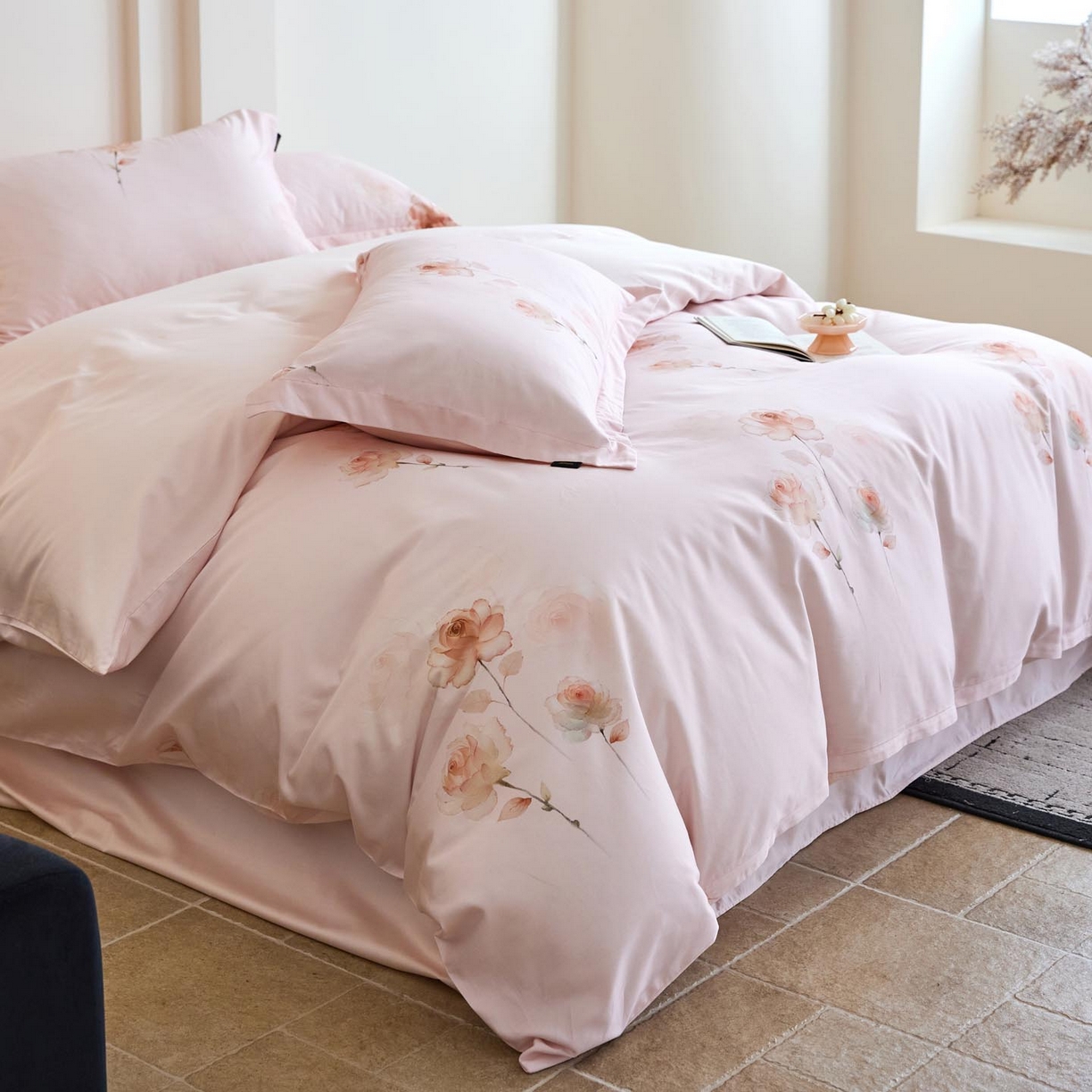 91家纺网 家纺一手货源 找家纺 帅露家纺 2026新款全棉60支长绒棉数码印花四件套 蔷薇花语粉