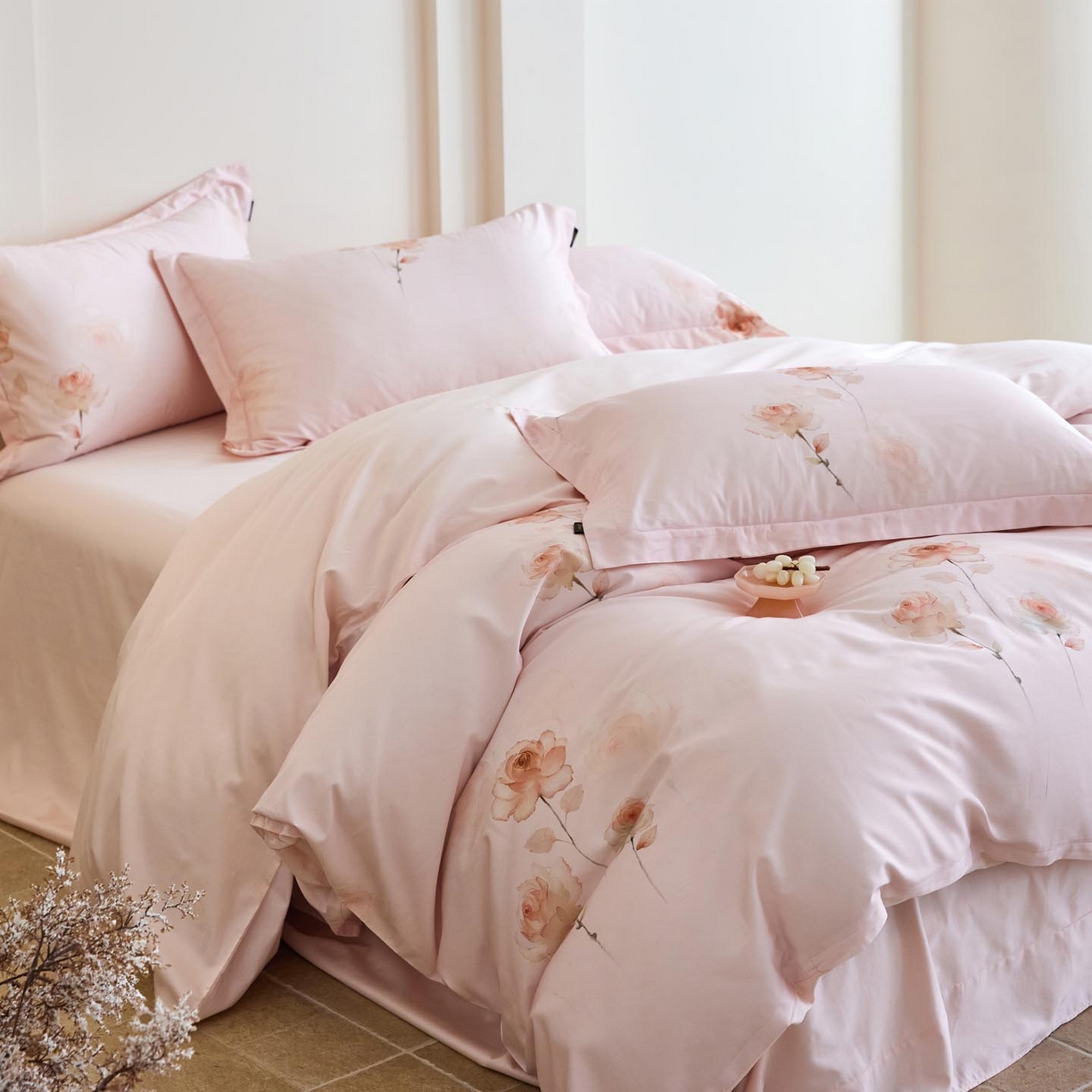 91家纺网 家纺一手货源 找家纺 帅露家纺 2026新款全棉60支长绒棉数码印花四件套 蔷薇花语粉