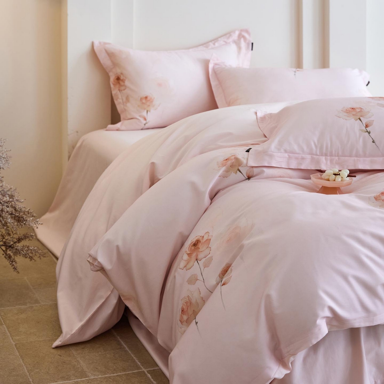 91家纺网 家纺一手货源 找家纺 帅露家纺 2026新款全棉60支长绒棉数码印花四件套 蔷薇花语粉