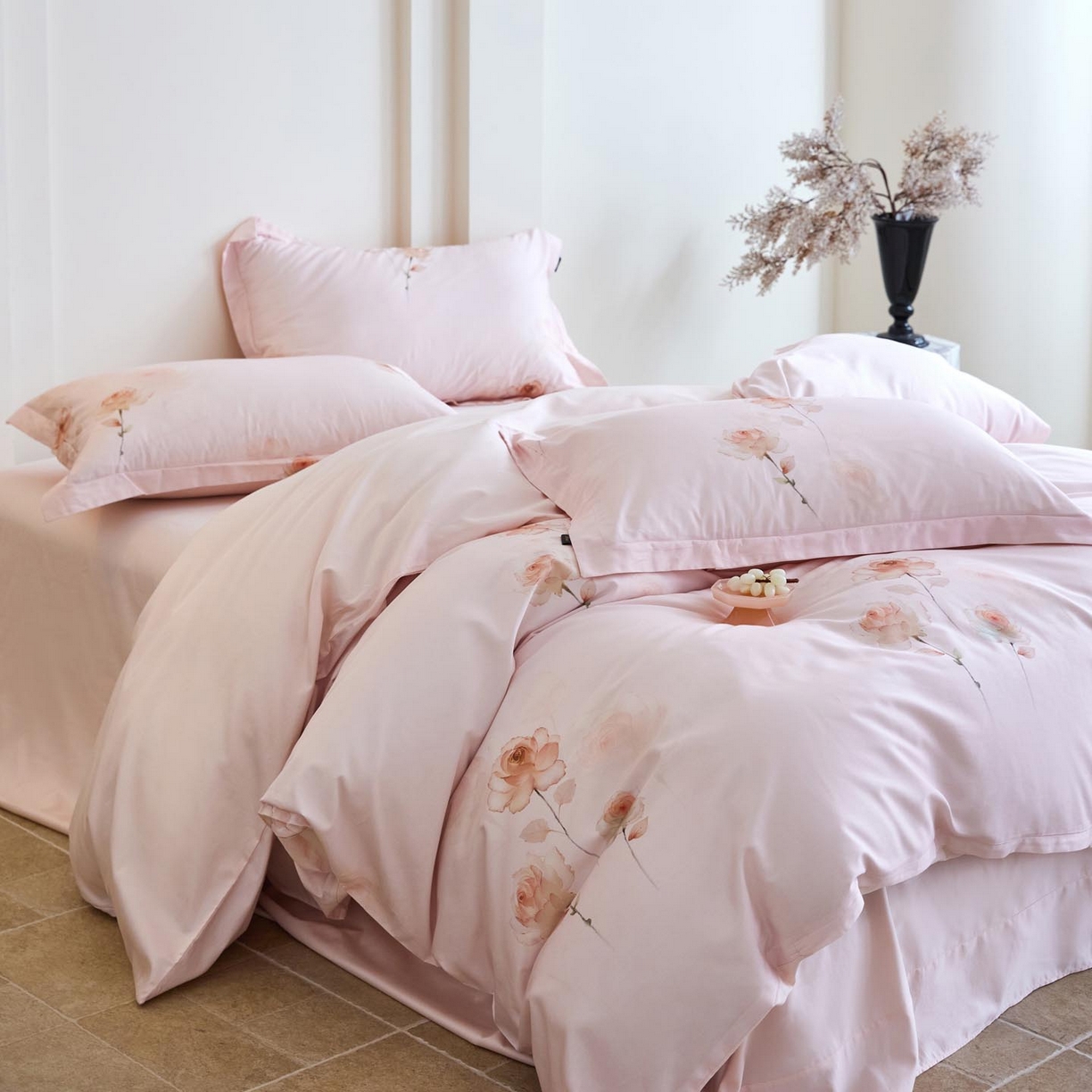 91家纺网 家纺一手货源 找家纺 帅露家纺 2026新款全棉60支长绒棉数码印花四件套 蔷薇花语粉