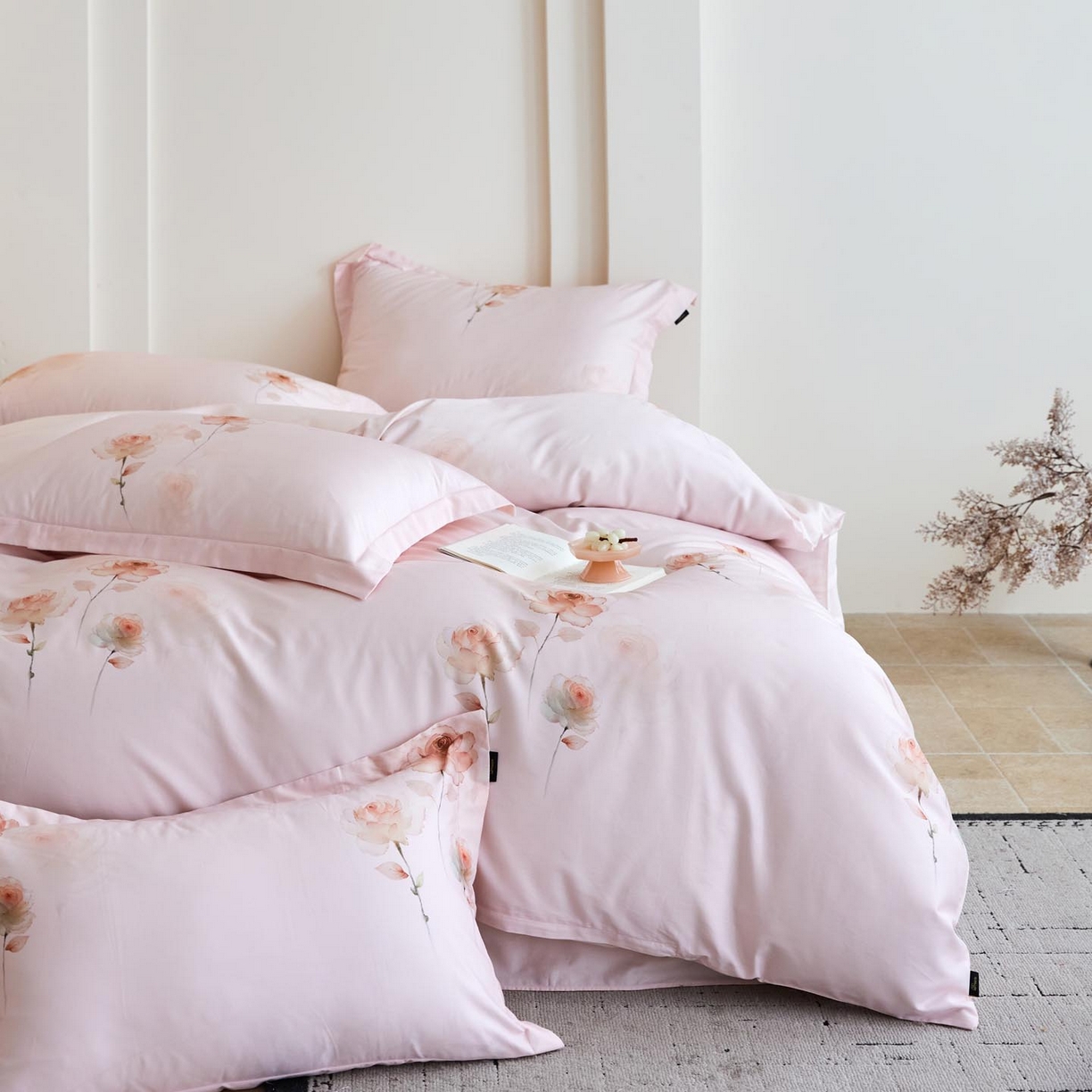 91家纺网 家纺一手货源 找家纺 帅露家纺 2026新款全棉60支长绒棉数码印花四件套 蔷薇花语粉