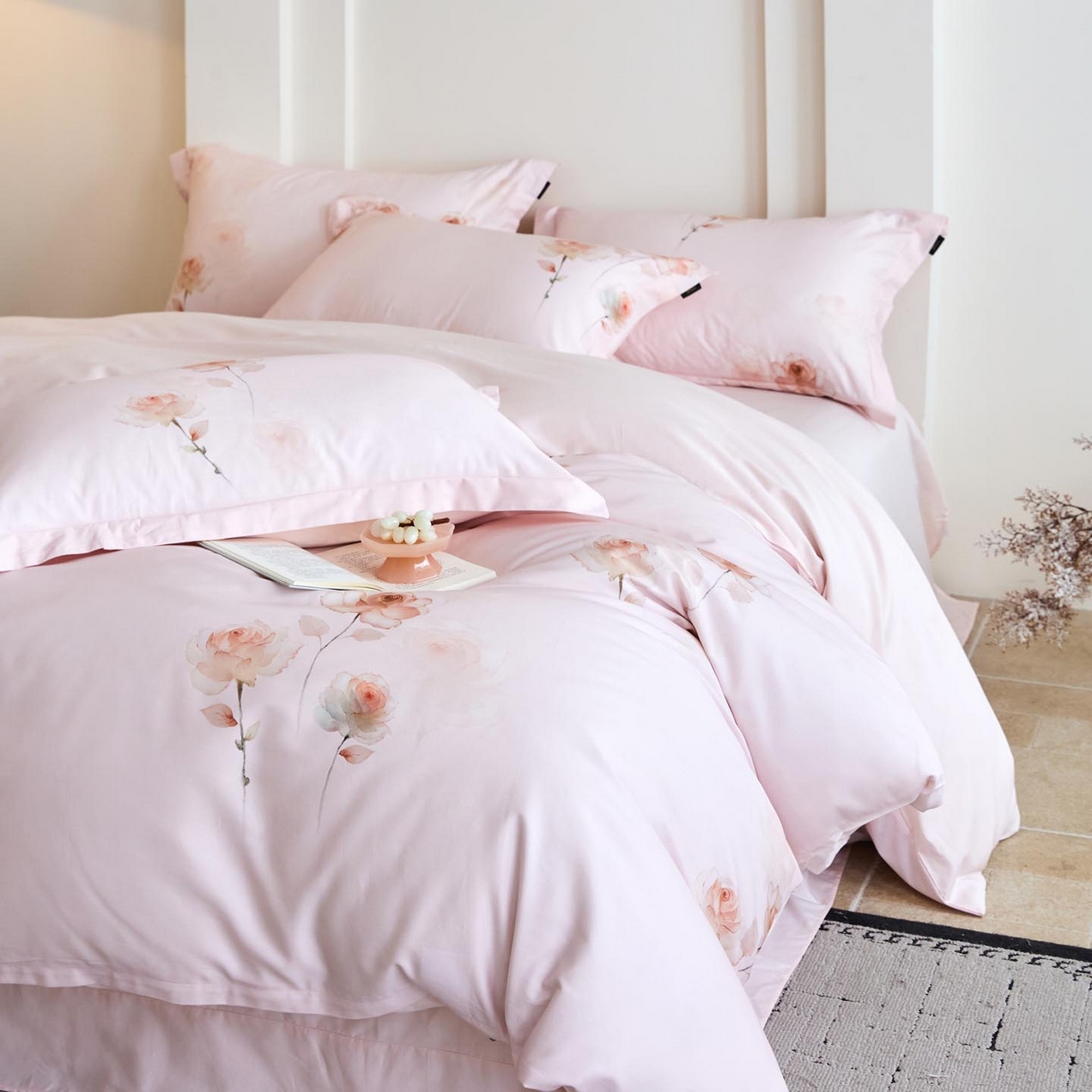 91家纺网 家纺一手货源 找家纺 帅露家纺 2026新款全棉60支长绒棉数码印花四件套 蔷薇花语粉