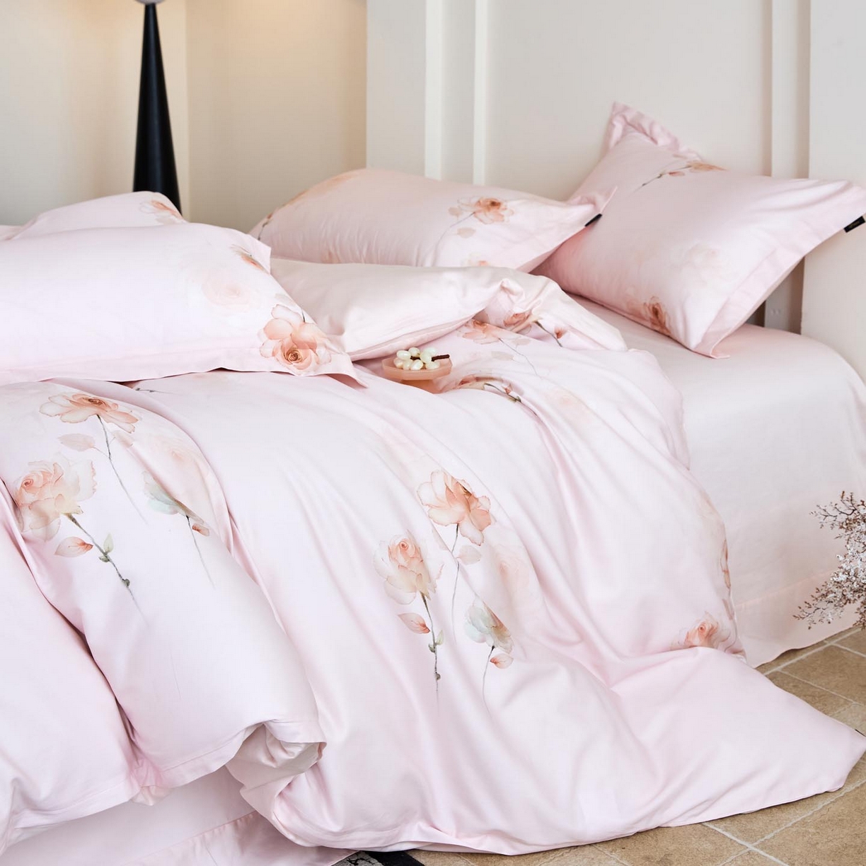 91家纺网 家纺一手货源 找家纺 帅露家纺 2026新款全棉60支长绒棉数码印花四件套 蔷薇花语粉