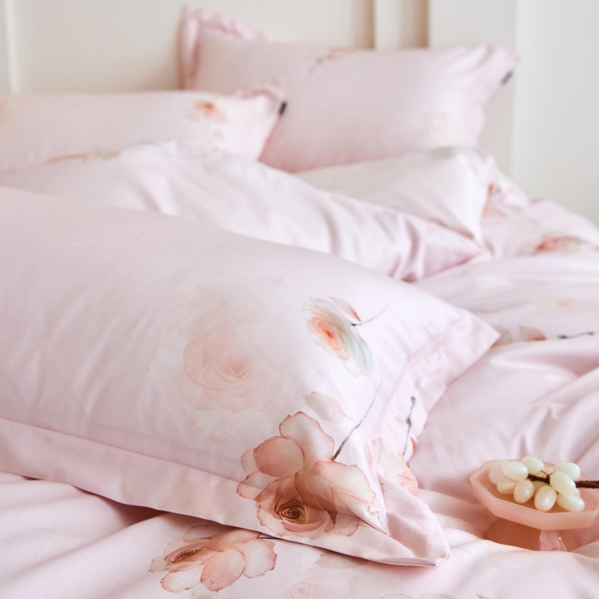 91家纺网 家纺一手货源 找家纺 帅露家纺 2026新款全棉60支长绒棉数码印花四件套 蔷薇花语粉