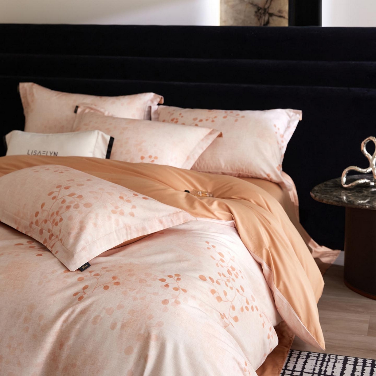 91家纺网 家纺一手货源 找家纺 帅露家纺 2026新款全棉60支长绒棉数码印花四件套 原野-桔