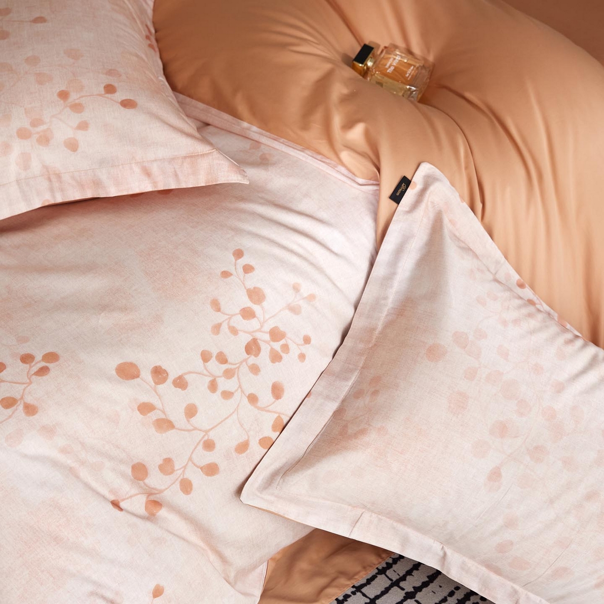 91家纺网 家纺一手货源 找家纺 帅露家纺 2026新款全棉60支长绒棉数码印花四件套 原野-桔