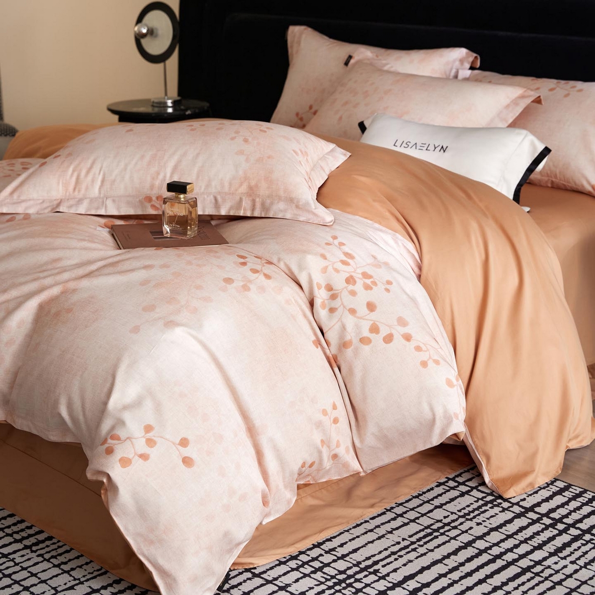 91家纺网 家纺一手货源 找家纺 帅露家纺 2026新款全棉60支长绒棉数码印花四件套 原野-桔