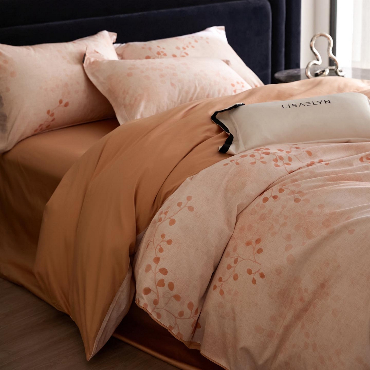 91家纺网 家纺一手货源 找家纺 帅露家纺 2026新款全棉60支长绒棉数码印花四件套 原野-桔