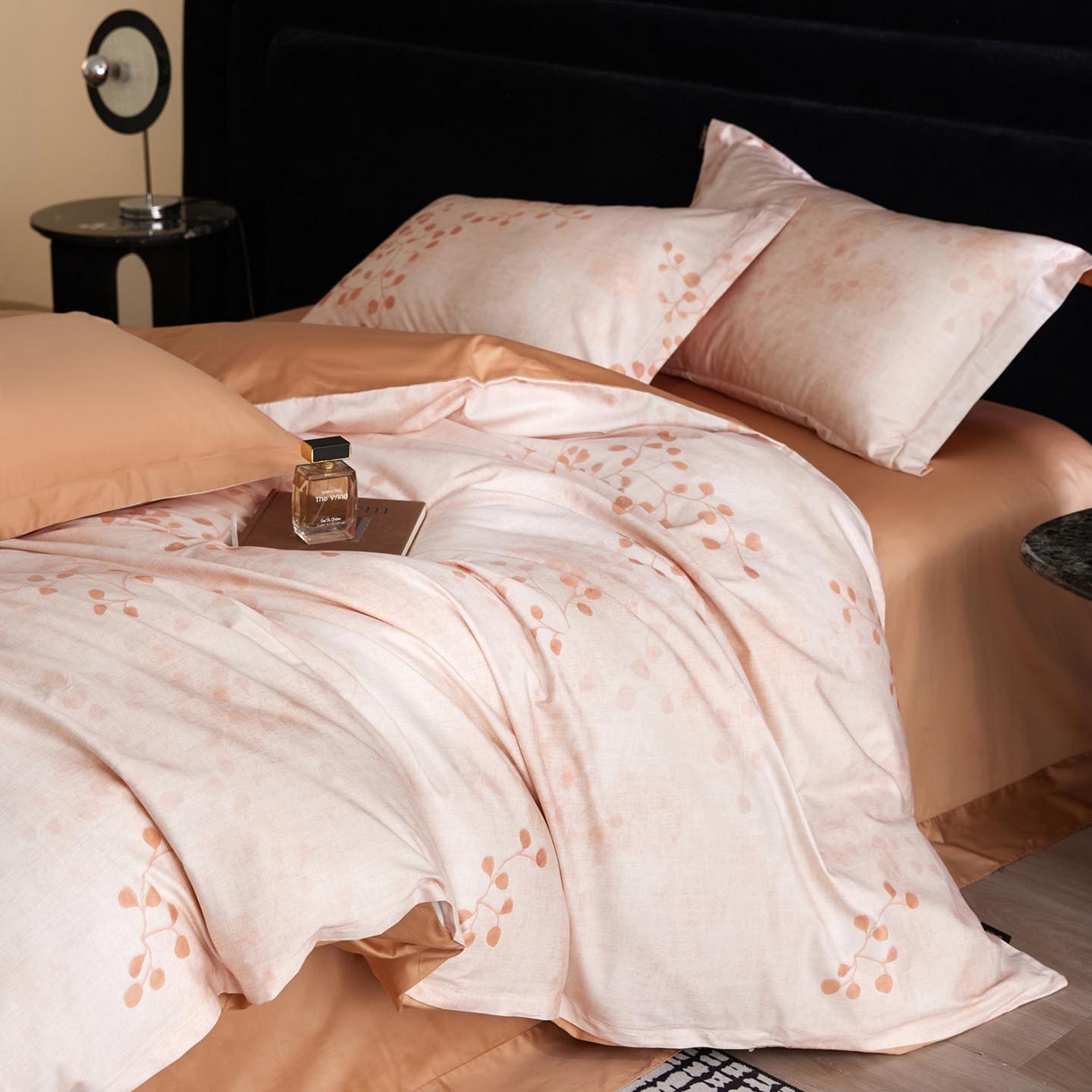 91家纺网 家纺一手货源 找家纺 帅露家纺 2026新款全棉60支长绒棉数码印花四件套 原野-桔