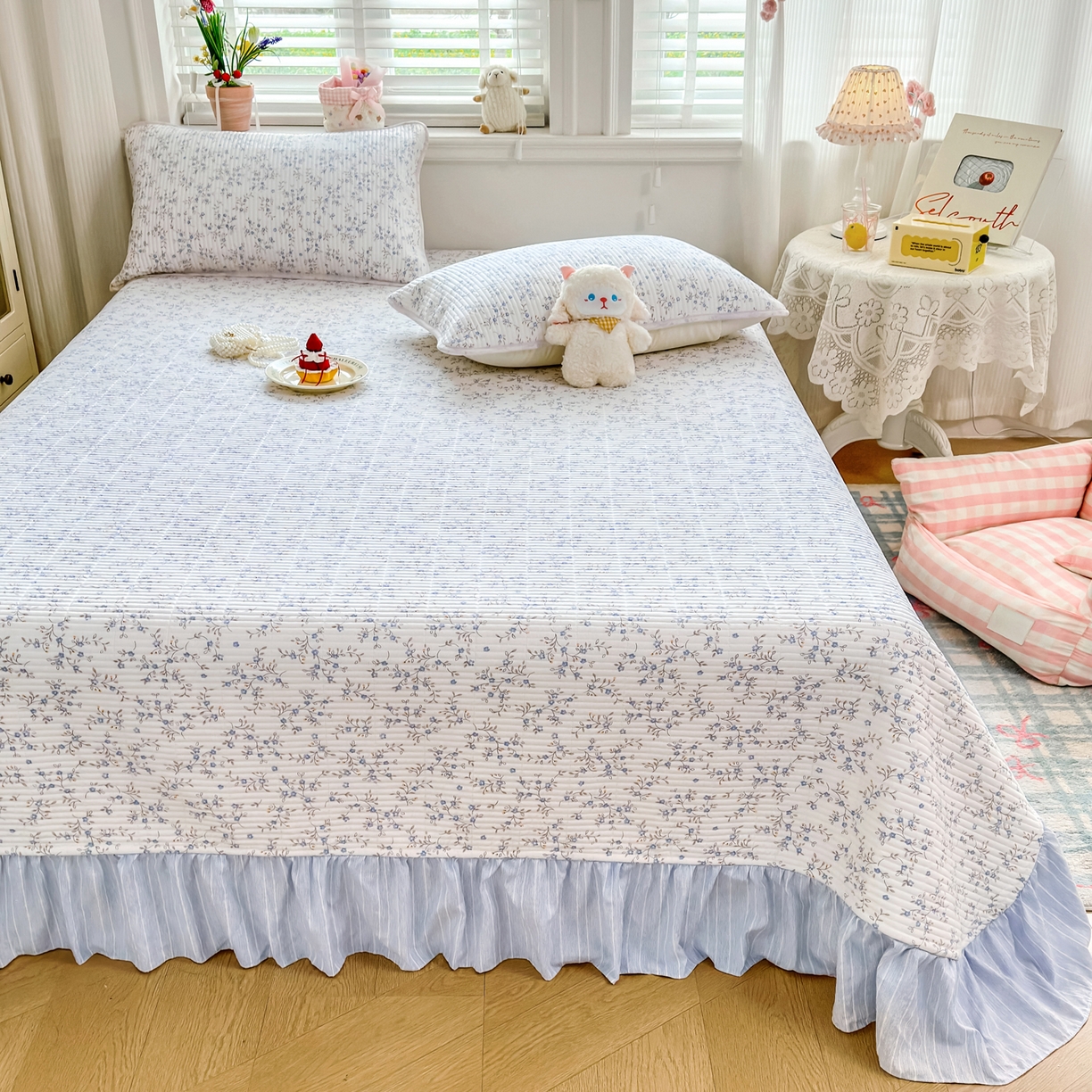 91家纺网 家纺一手货源 找家纺 欣宜家纺 2026新款法式大花边全棉夹棉床盖加厚床单炕垫 暗香蓝