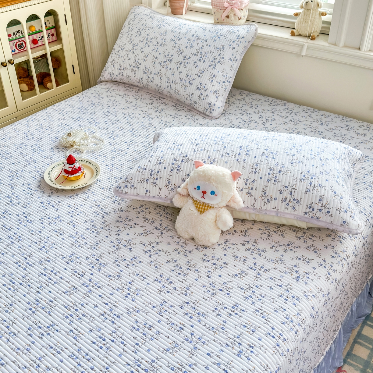 91家纺网 家纺一手货源 找家纺 欣宜家纺 2026新款法式大花边全棉夹棉床盖加厚床单炕垫 暗香蓝