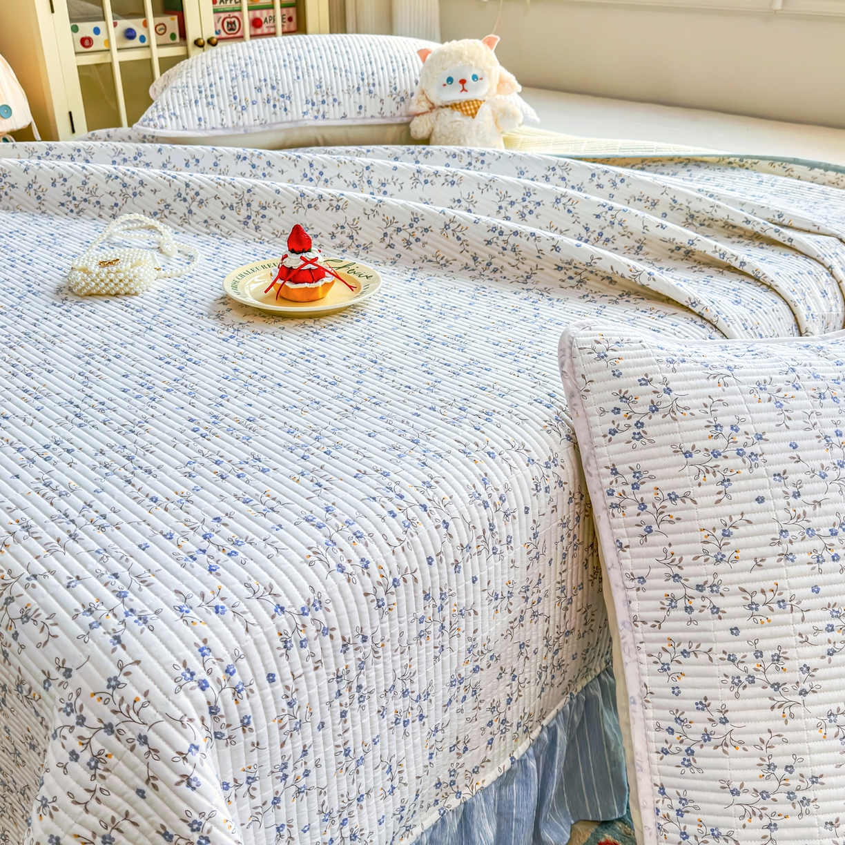 91家纺网 家纺一手货源 找家纺 欣宜家纺 2026新款法式大花边全棉夹棉床盖加厚床单炕垫 暗香蓝