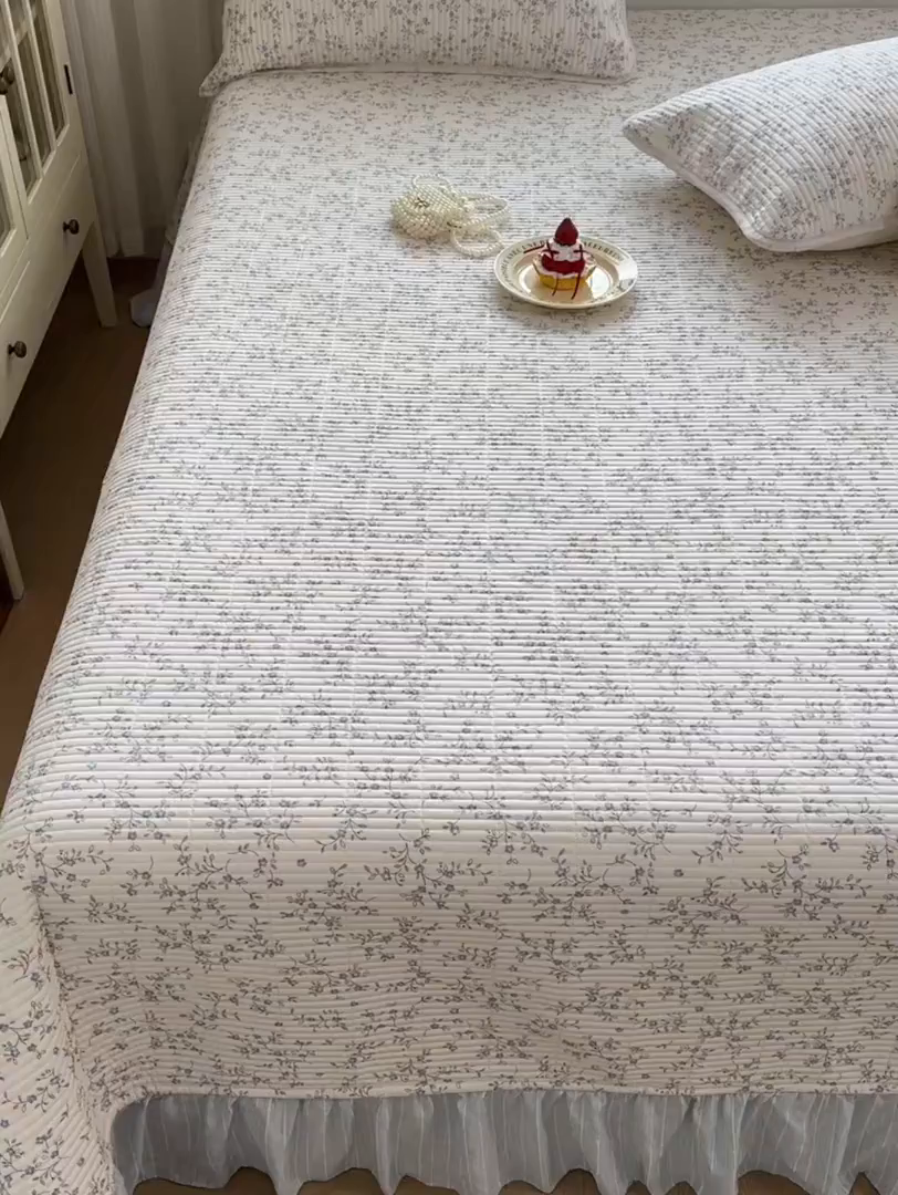 91家纺网 家纺一手货源 找家纺 欣宜家纺 2026新款法式大花边全棉夹棉床盖加厚床单炕垫 暗香蓝