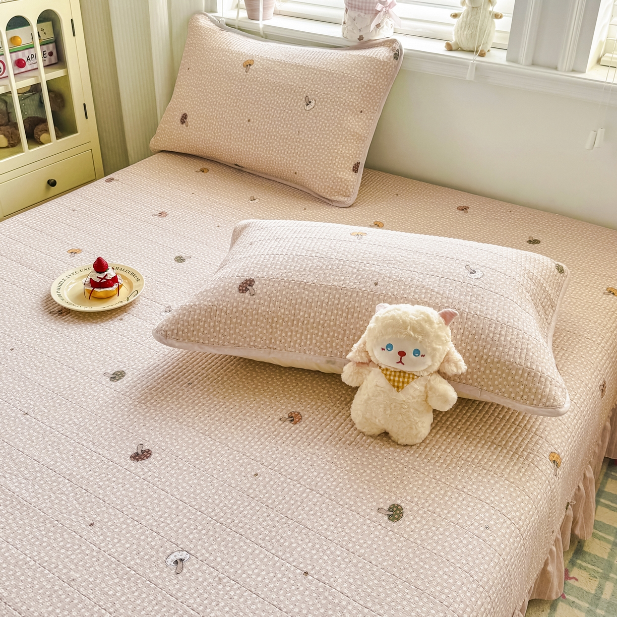 91家纺网 家纺一手货源 找家纺 欣宜家纺 2026新款法式大花边全棉夹棉床盖加厚床单炕垫 彩色蘑菇粉