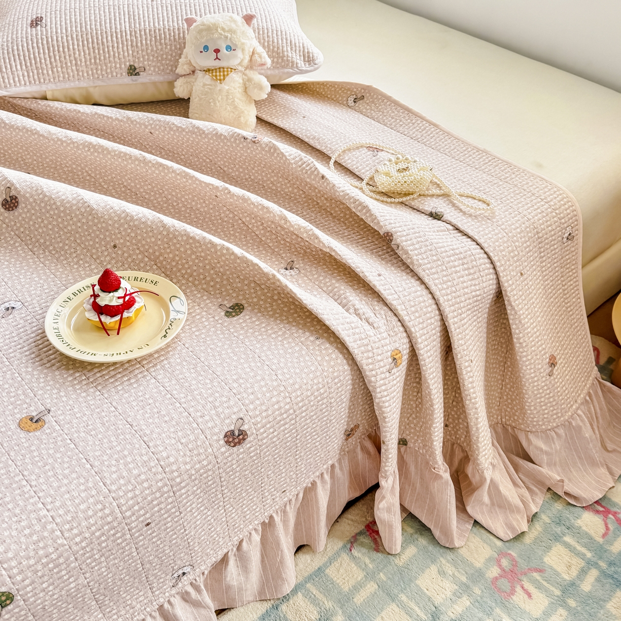 91家纺网 家纺一手货源 找家纺 欣宜家纺 2026新款法式大花边全棉夹棉床盖加厚床单炕垫 彩色蘑菇粉