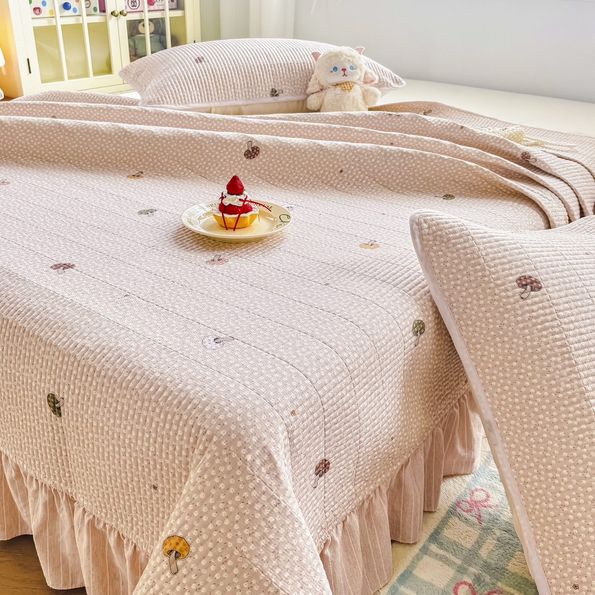 91家纺网 家纺一手货源 找家纺 欣宜家纺 2026新款法式大花边全棉夹棉床盖加厚床单炕垫 彩色蘑菇粉