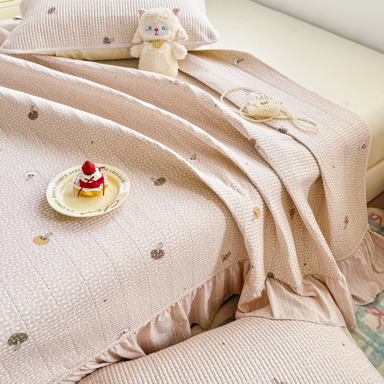 91家纺网 家纺一手货源 找家纺 欣宜家纺 2026新款法式大花边全棉夹棉床盖加厚床单炕垫 彩色蘑菇粉