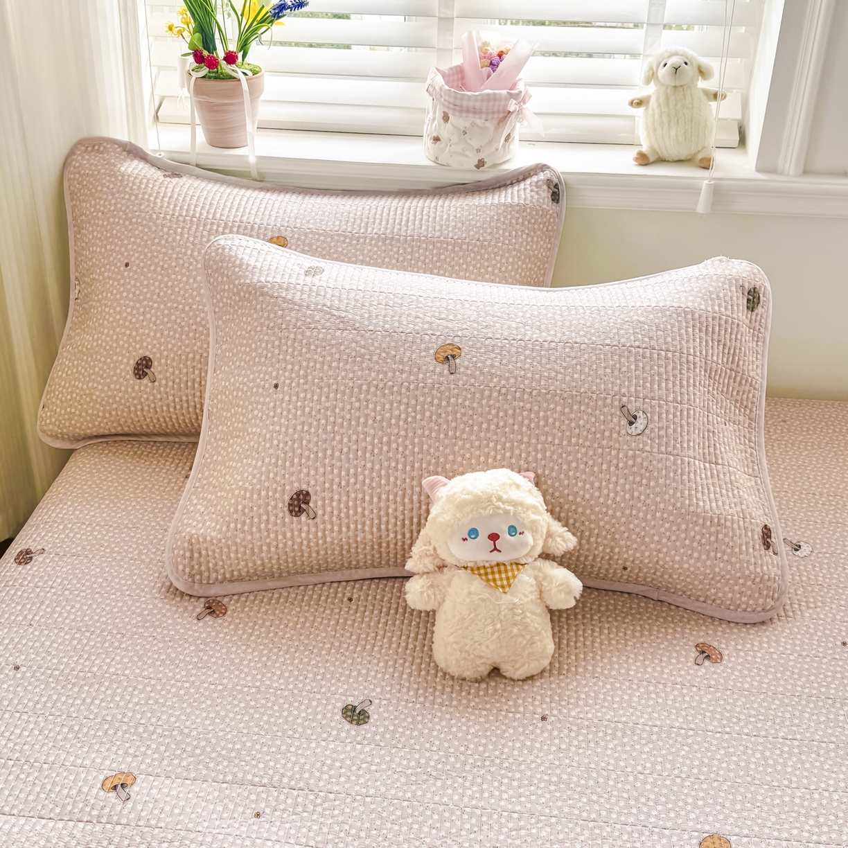 91家纺网 家纺一手货源 找家纺 欣宜家纺 2026新款法式大花边全棉夹棉床盖加厚床单炕垫 彩色蘑菇粉