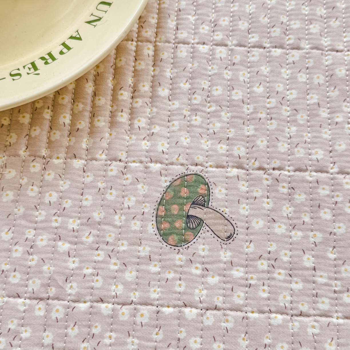 91家纺网 家纺一手货源 找家纺 欣宜家纺 2026新款法式大花边全棉夹棉床盖加厚床单炕垫 彩色蘑菇粉