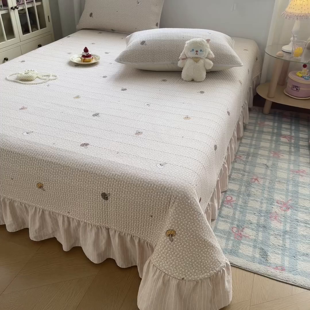 91家纺网 家纺一手货源 找家纺 欣宜家纺 2026新款法式大花边全棉夹棉床盖加厚床单炕垫 彩色蘑菇粉