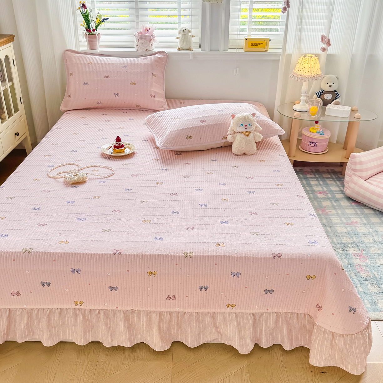 91家纺网 家纺一手货源 找家纺 欣宜家纺 2026新款法式大花边全棉夹棉床盖加厚床单炕垫 蝶梦粉