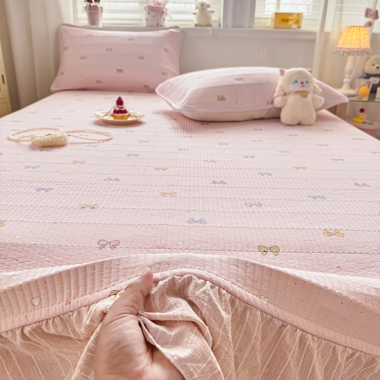 91家纺网 家纺一手货源 找家纺 欣宜家纺 2026新款法式大花边全棉夹棉床盖加厚床单炕垫 蝶梦粉