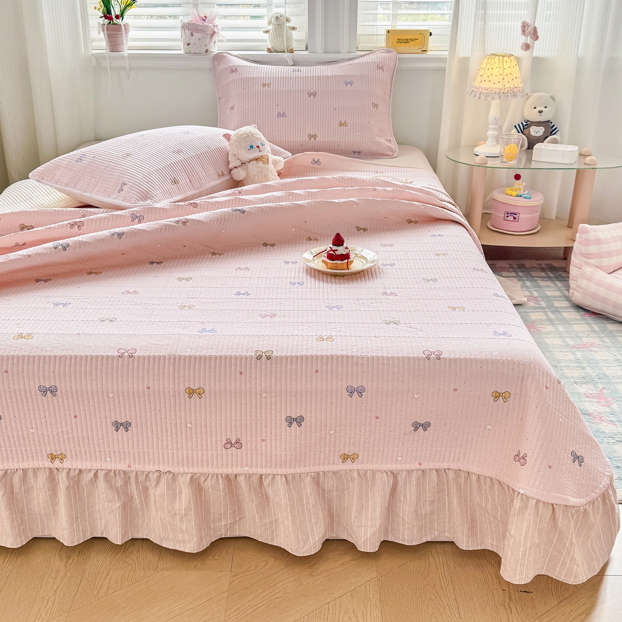 91家纺网 家纺一手货源 找家纺 欣宜家纺 2026新款法式大花边全棉夹棉床盖加厚床单炕垫 蝶梦粉