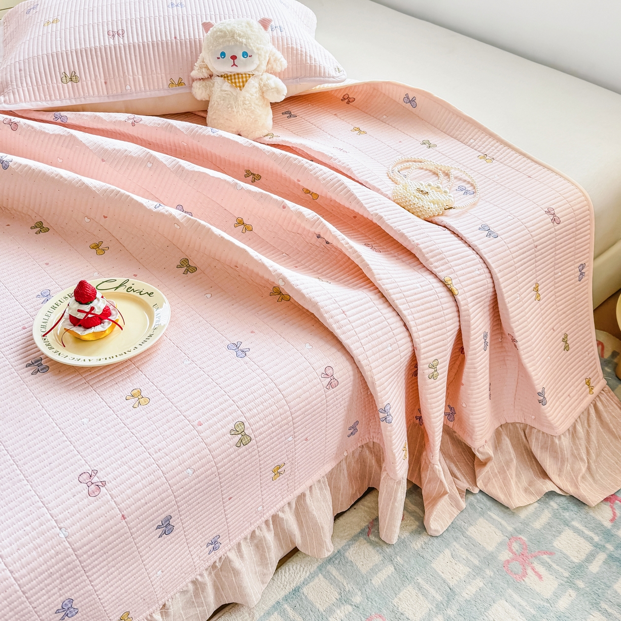 91家纺网 家纺一手货源 找家纺 欣宜家纺 2026新款法式大花边全棉夹棉床盖加厚床单炕垫 蝶梦粉