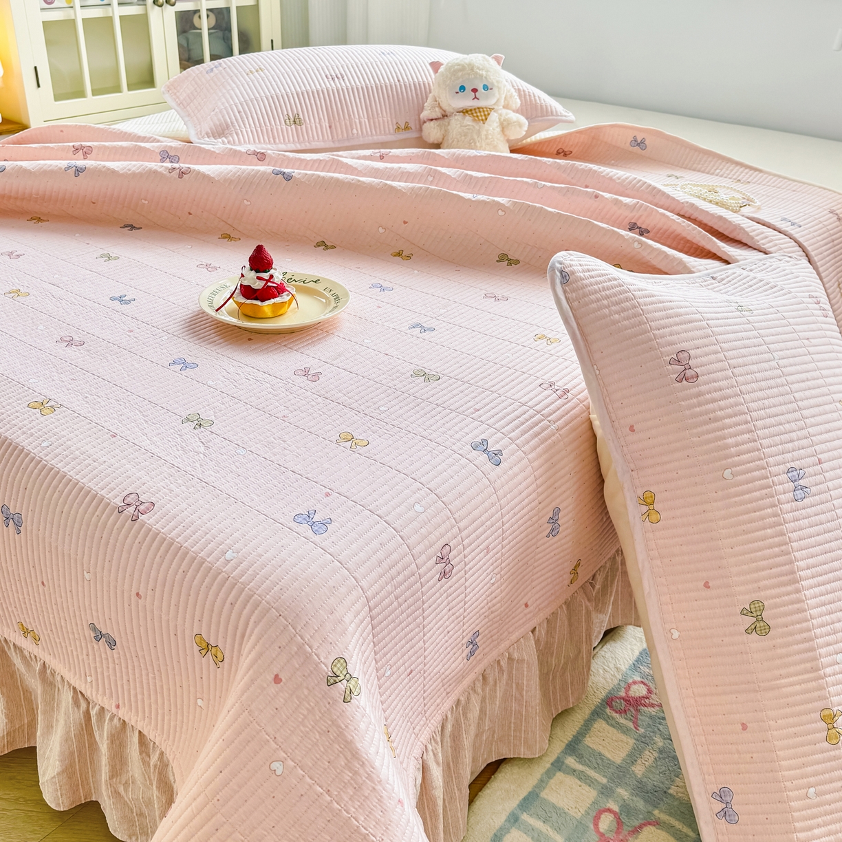 91家纺网 家纺一手货源 找家纺 欣宜家纺 2026新款法式大花边全棉夹棉床盖加厚床单炕垫 蝶梦粉