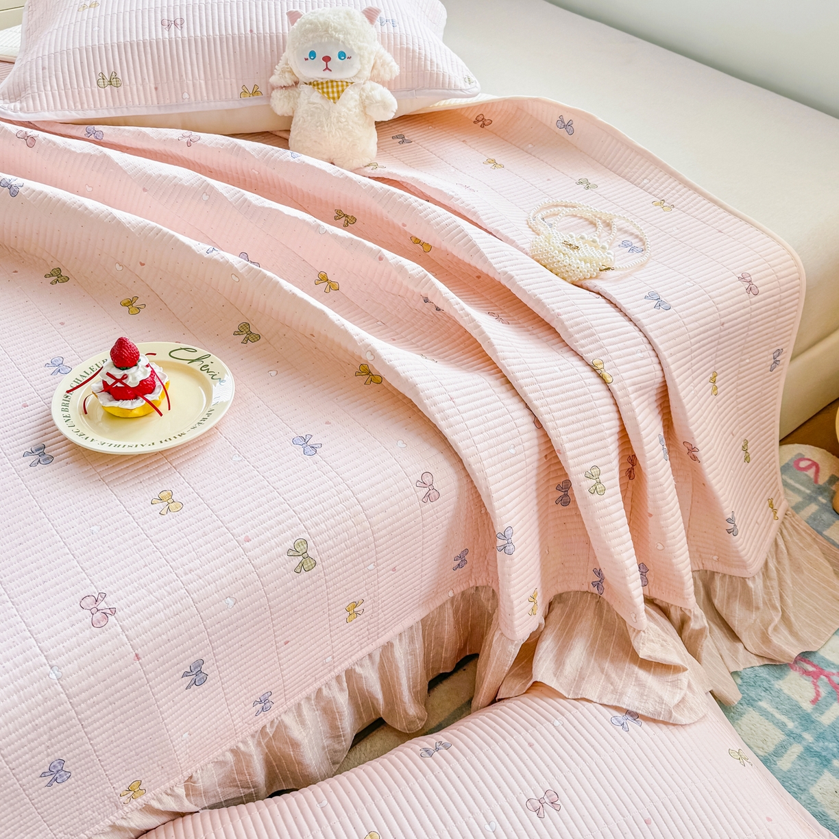 91家纺网 家纺一手货源 找家纺 欣宜家纺 2026新款法式大花边全棉夹棉床盖加厚床单炕垫 蝶梦粉