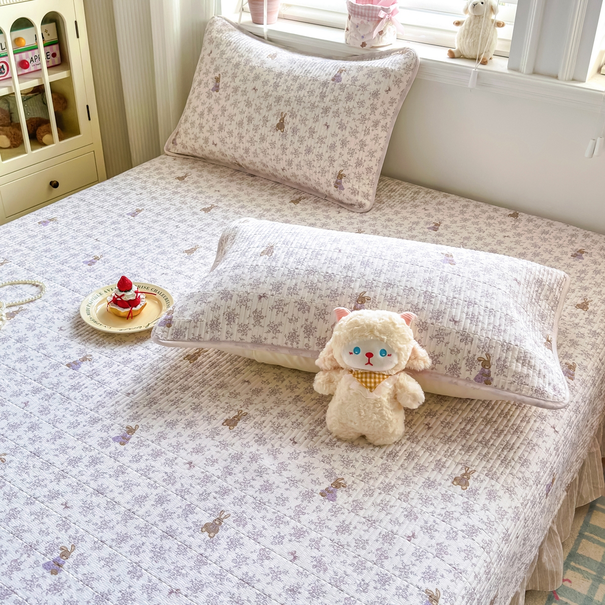 91家纺网 家纺一手货源 找家纺 欣宜家纺 2026新款法式大花边全棉夹棉床盖加厚床单炕垫 复古小兔咖