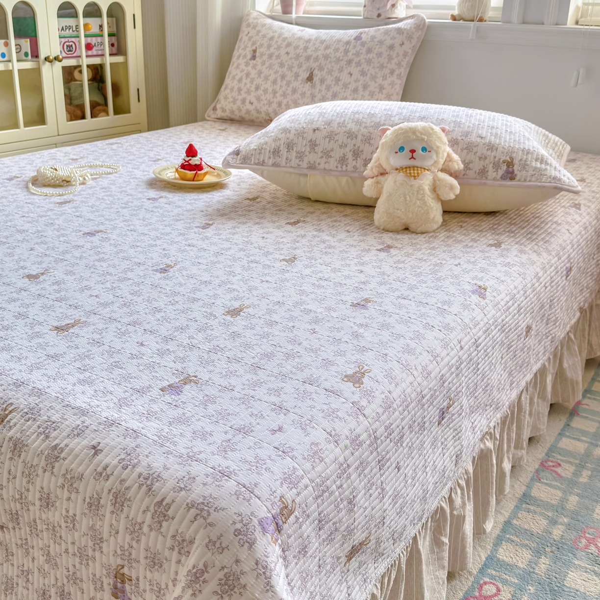 91家纺网 家纺一手货源 找家纺 欣宜家纺 2026新款法式大花边全棉夹棉床盖加厚床单炕垫 复古小兔咖