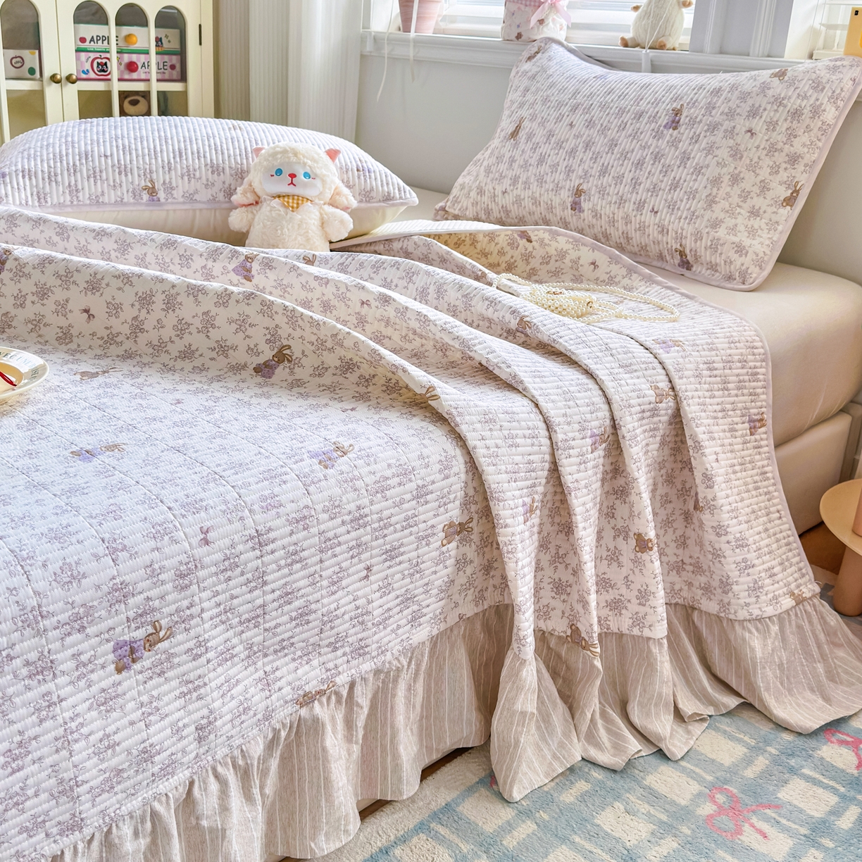 91家纺网 家纺一手货源 找家纺 欣宜家纺 2026新款法式大花边全棉夹棉床盖加厚床单炕垫 复古小兔咖