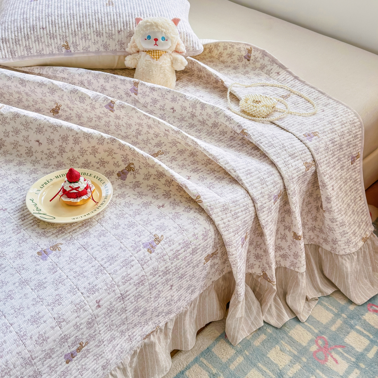 91家纺网 家纺一手货源 找家纺 欣宜家纺 2026新款法式大花边全棉夹棉床盖加厚床单炕垫 复古小兔咖