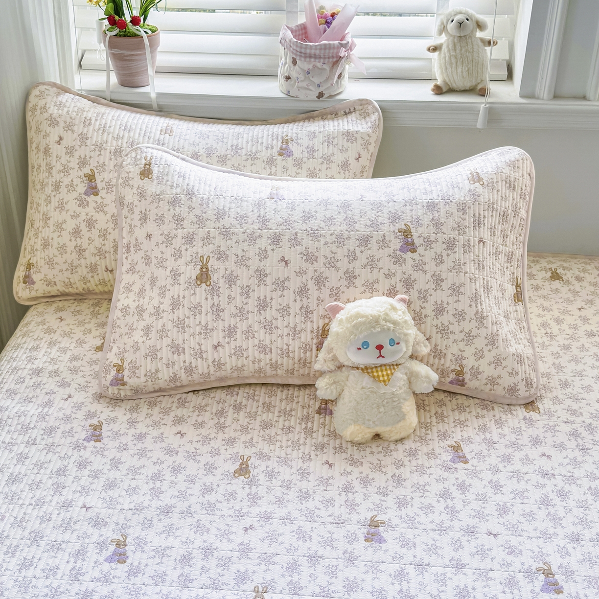 91家纺网 家纺一手货源 找家纺 欣宜家纺 2026新款法式大花边全棉夹棉床盖加厚床单炕垫 复古小兔咖