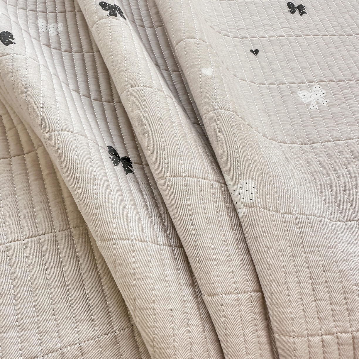 91家纺网 家纺一手货源 找家纺 欣宜家纺 2026新款法式大花边全棉夹棉床盖加厚床单炕垫 蝴蝶结咖