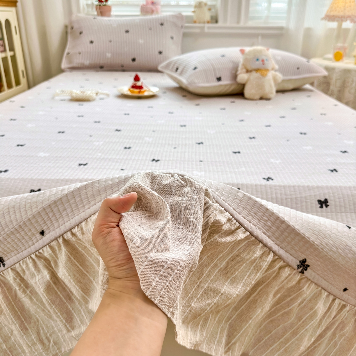 91家纺网 家纺一手货源 找家纺 欣宜家纺 2026新款法式大花边全棉夹棉床盖加厚床单炕垫 蝴蝶结咖