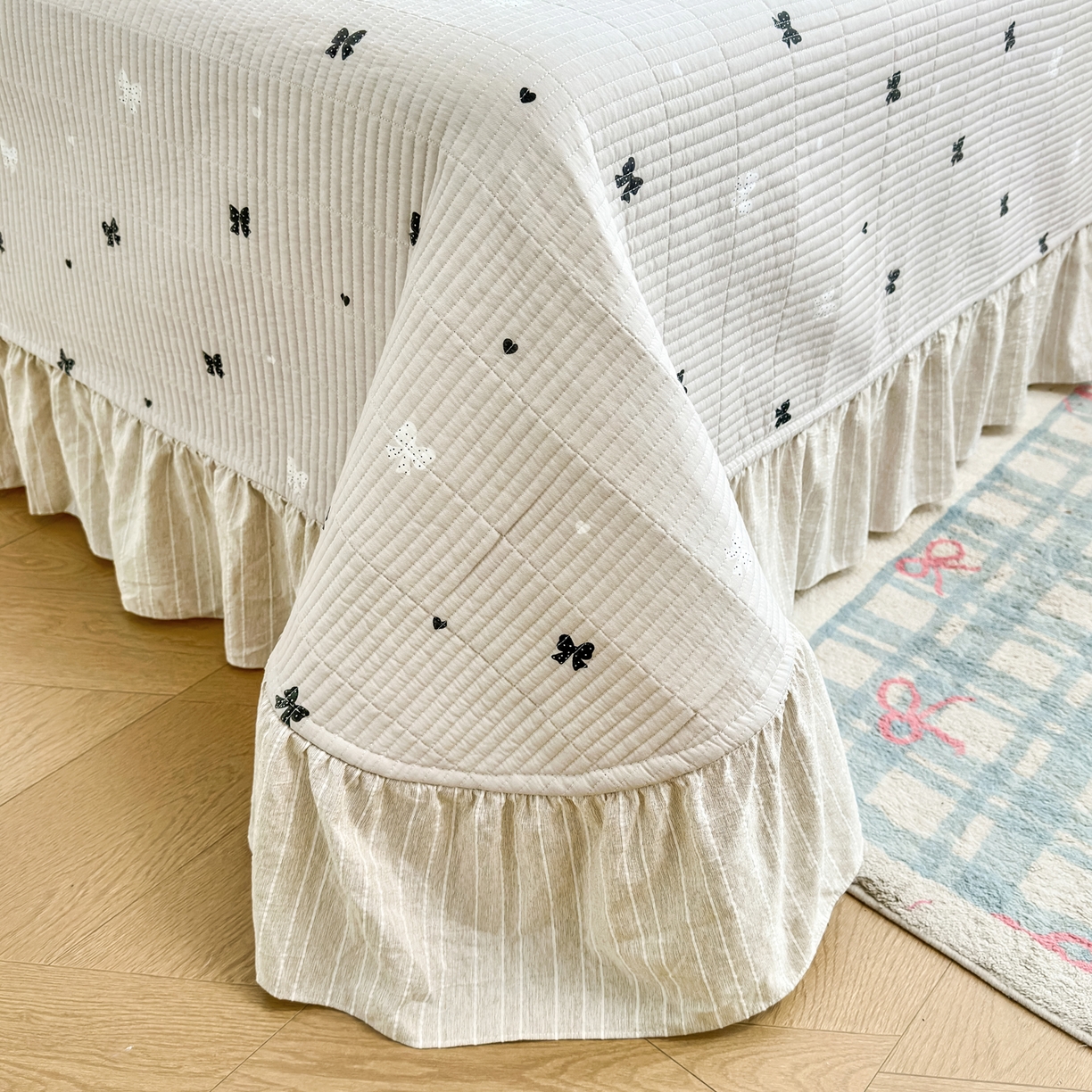 91家纺网 家纺一手货源 找家纺 欣宜家纺 2026新款法式大花边全棉夹棉床盖加厚床单炕垫 蝴蝶结咖